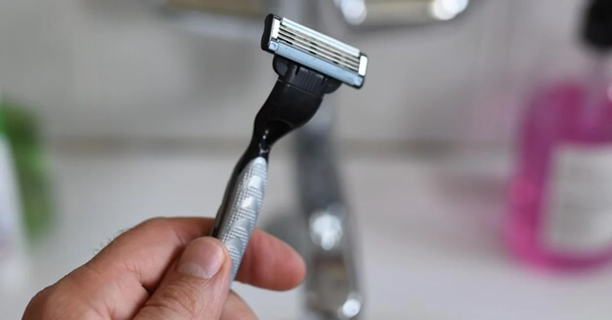 what is in assualter's razor